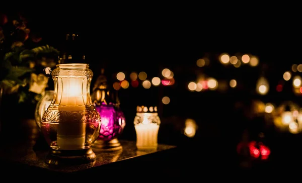 Mezarlık, mumlar tüm Saints Day sırasında geceleri fenerler yanan, hafif mum bokeh.
