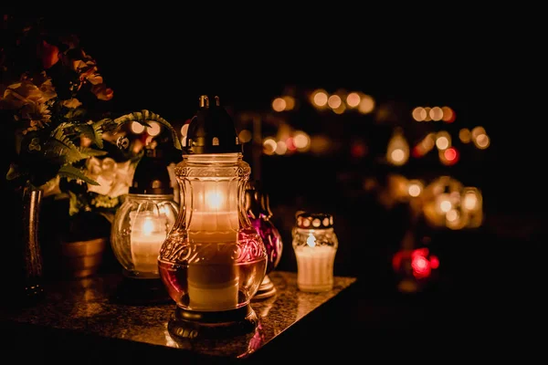 Mezarlık, mumlar tüm Saints Day sırasında geceleri fenerler yanan, hafif mum bokeh.