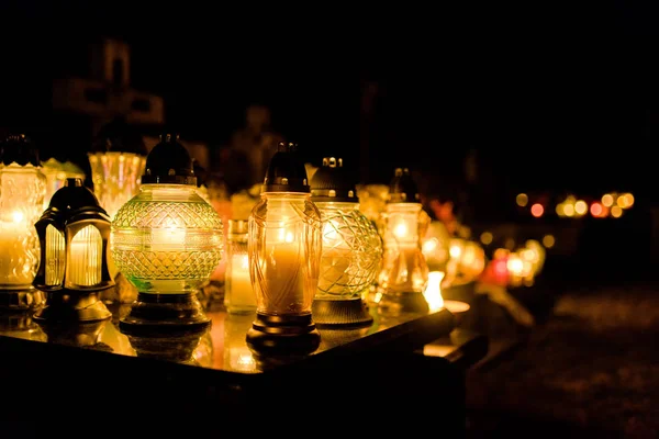 Cemitério Velas Acesas Lanternas Noite Durante Dia Todos Santos Bokeh — Fotografia de Stock