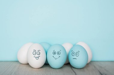 Sevimli el çizilmiş komik yüzler ile boyalı yumurta. Happy Paskalya kartı kavramı.