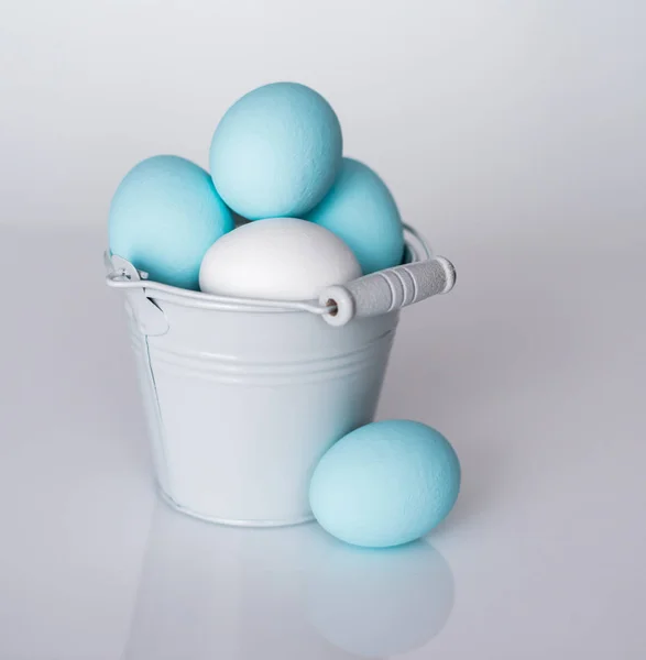 Serie Von Eiern Weiß Und Blau Bemalt Einem Kleinen Eimer — Stockfoto