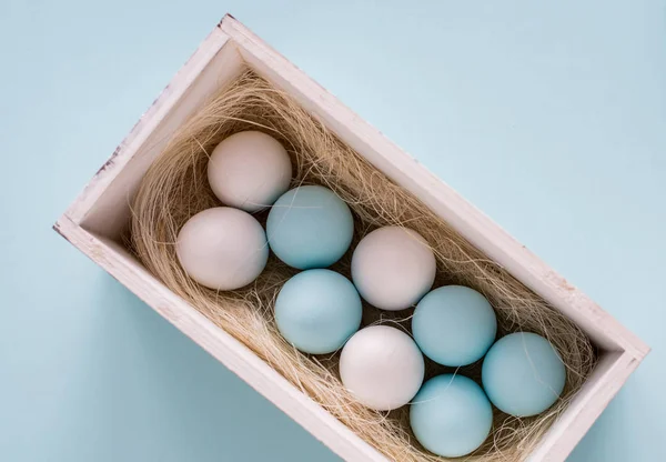 Tradicional Pintado Branco Azul Ovos Páscoa Pequena Caixa Fundo Cor — Fotografia de Stock