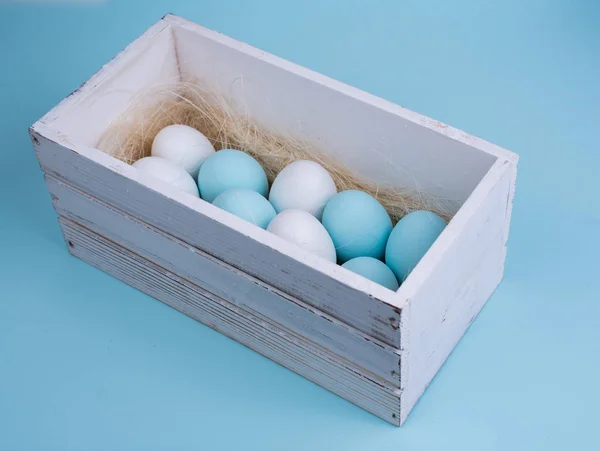 Tradicional Pintado Branco Azul Ovos Páscoa Pequena Caixa Fundo Cor — Fotografia de Stock