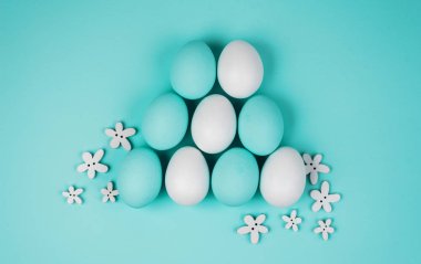 Temiz nötr arka planda el boyalı Paskalya yumurtaları. Bahar ve Paskalya tatili konsepti.