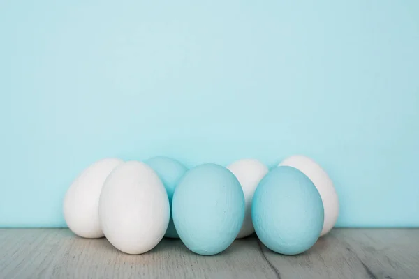 Ovos Páscoa Pintados Mão Sobre Fundo Neutro Limpo Conceito Férias — Fotografia de Stock