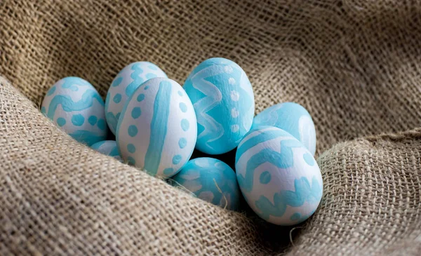 Handbemalte Staffelei Eier Auf Braunem Stoff Hintergrund — Stockfoto