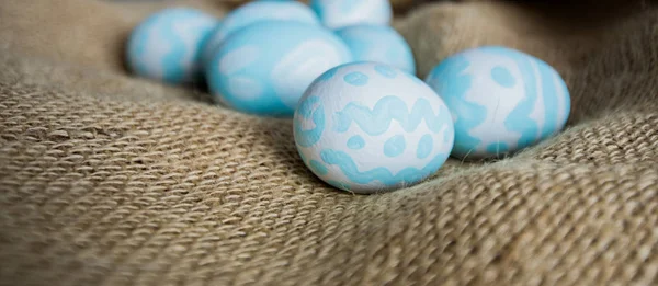 Handbemalte Staffelei Eier Auf Braunem Stoff Hintergrund — Stockfoto