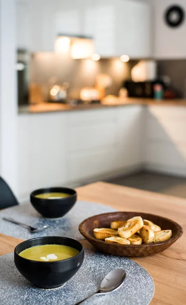 Grüne Brokkoli Spinat Gemüsesuppe Schwarzem Teller Auf Holztisch Moderne Küche — Stockfoto