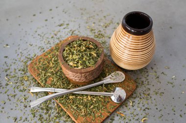 Nötr taş gri backgrund üzerinde Yerba Mate çay. Nötr taş gri artalan üzerinde sağlıklı, enerji artırma içecek içeceği