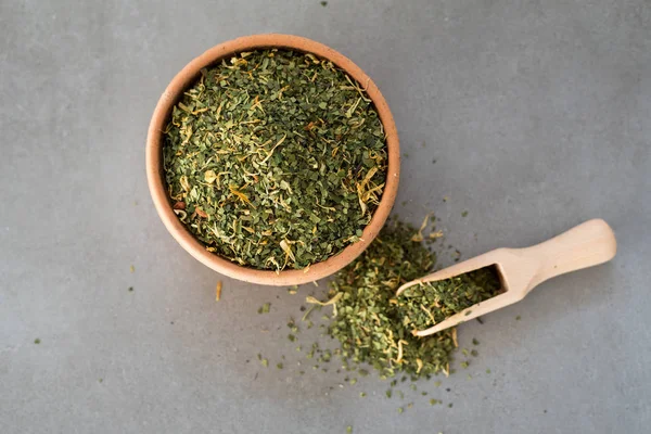 Nötr taş gri backgrund üzerinde Yerba Mate çay. Nötr taş gri artalan üzerinde sağlıklı, enerji artırma içecek içeceği