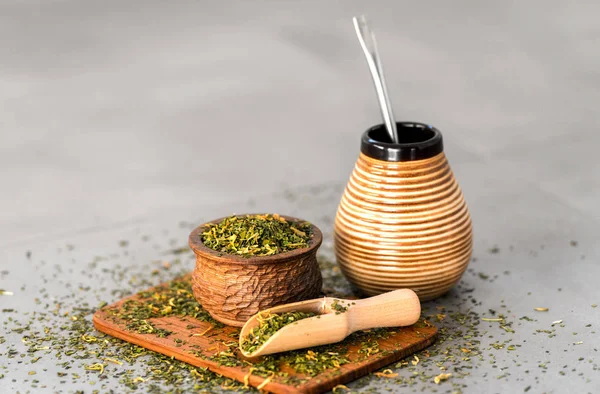 Nötr taş gri backgrund üzerinde Yerba Mate çay. Nötr taş gri artalan üzerinde sağlıklı, enerji artırma içecek içeceği