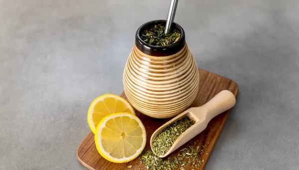 Yerba Mate Sobre Fondo Gris Piedra Neutra Bebida Saludable Que —  Fotos de Stock