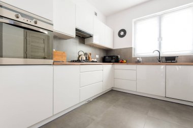 Aksesuarlı vernikli mdf panoları ile Modern beyaz mutfak. Modern livfestyle & pişirme konsepti.