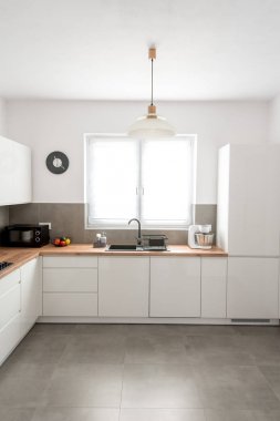 Aksesuarlı vernikli mdf panoları ile Modern beyaz mutfak. Modern livfestyle & pişirme konsepti.