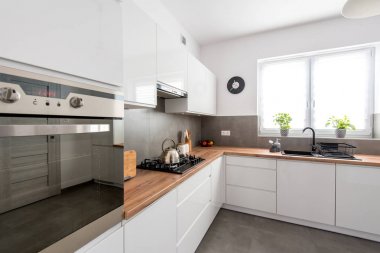 Aksesuarlı vernikli mdf panoları ile Modern beyaz mutfak. Modern livfestyle & pişirme konsepti.