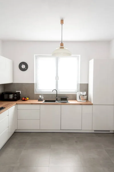 Aksesuarlı vernikli mdf panoları ile Modern beyaz mutfak. Modern livfestyle & pişirme konsepti.