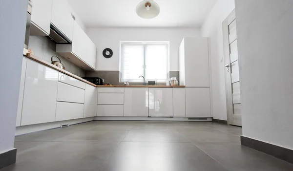 Aksesuarlı vernikli mdf panoları ile Modern beyaz mutfak. Modern livfestyle & pişirme konsepti.