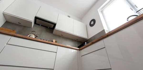 Aksesuarlı vernikli mdf panoları ile Modern beyaz mutfak. Modern livfestyle & pişirme konsepti.