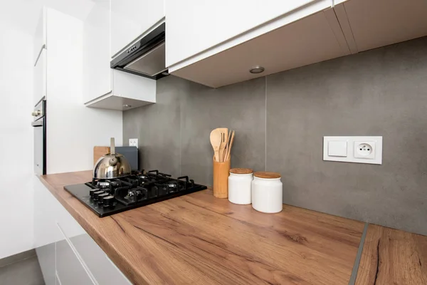 Aksesuarlı vernikli mdf panoları ile Modern beyaz mutfak. Modern livfestyle & pişirme konsepti.
