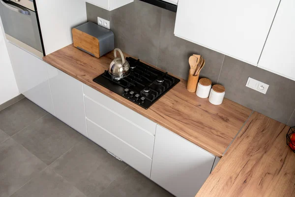 Aksesuarlı vernikli mdf panoları ile Modern beyaz mutfak. Modern livfestyle & pişirme konsepti.