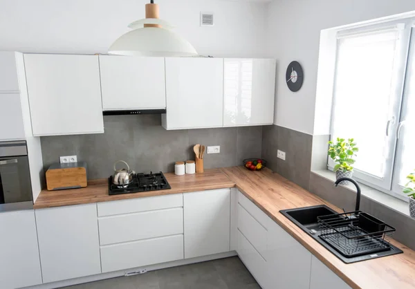 Aksesuarlı vernikli mdf panoları ile Modern beyaz mutfak. Modern livfestyle & pişirme konsepti.