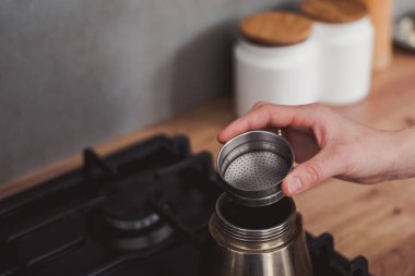 Kahve percolator ile geleneksel İtalyan tarzı kahve hazırlanıyor. Bir coffe yapma.