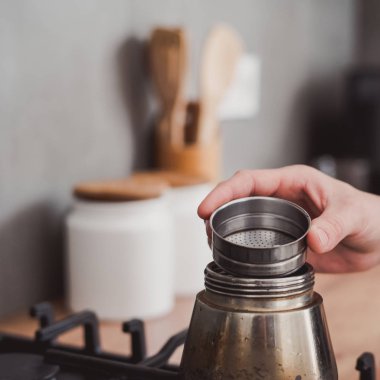 Kahve percolator ile geleneksel İtalyan tarzı kahve hazırlanıyor. Bir coffe yapma.