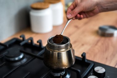 Kahve percolator ile geleneksel İtalyan tarzı kahve hazırlanıyor. Bir coffe yapma.