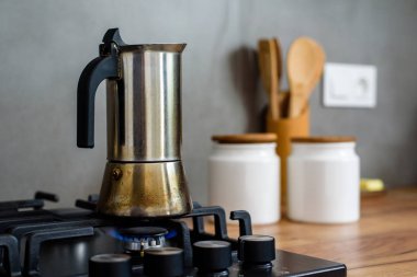 Kahve percolator ile geleneksel İtalyan tarzı kahve hazırlanıyor. Bir coffe yapma.