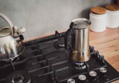 Kahve percolator ile geleneksel İtalyan tarzı kahve hazırlanıyor. Bir coffe yapma.