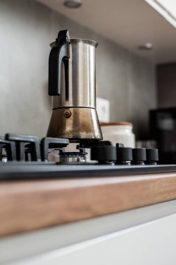 Kahve percolator ile geleneksel İtalyan tarzı kahve hazırlanıyor. Bir coffe yapma.