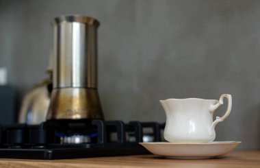 Kahve percolator ile geleneksel İtalyan tarzı kahve hazırlanıyor. Bir coffe yapma.