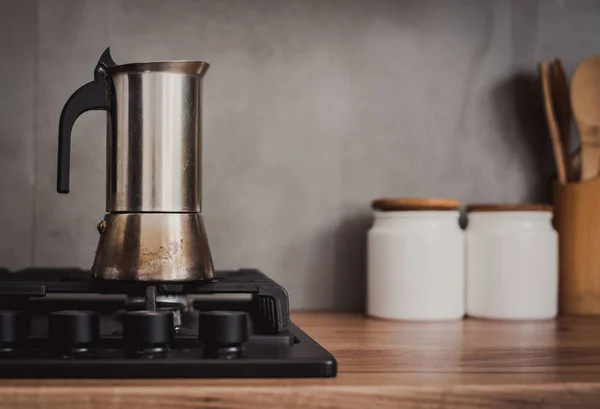 Kahve percolator ile geleneksel İtalyan tarzı kahve hazırlanıyor. Bir coffe yapma.