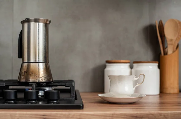 Kahve percolator ile geleneksel İtalyan tarzı kahve hazırlanıyor. Bir coffe yapma.