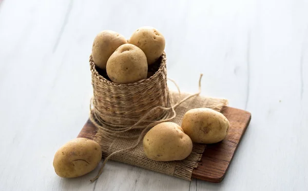 Raw Potatoes Rustic Wooden Plate Bright Background Organic Agriculture Food — Stock Photo, Image