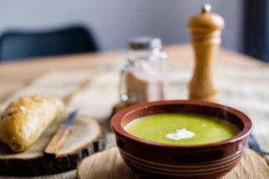 Seramik kasede yeşil sebze brokoli organik çorba. Lezzetli kruton ekmek ile ahşap tabak. Vegan, organik diyet çanak.