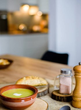 Seramik kasede yeşil sebze brokoli organik çorba. Lezzetli kruton ekmek ile ahşap tabak. Vegan, organik diyet çanak.