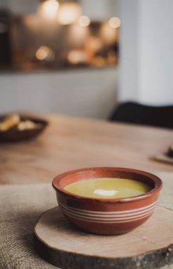 Seramik kasede yeşil sebze brokoli organik çorba. Lezzetli kruton ekmek ile ahşap tabak. Vegan, organik diyet çanak.