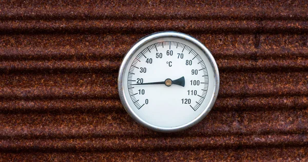 Eski Paslı Metal Arka Plan Retro Tarzı Analog Termometre Vintage — Stok fotoğraf