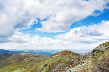 Avrupa, Polonya, Podkarpackie Voyvodeship, Bieszczady, Bieszczady Ulusal Parkı. Bulutlu rüzgâr, ilkbaharın başı.