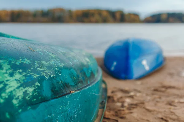 Two boats on the sandy bank of the river. Forest in the background. — Stock Photo, Image