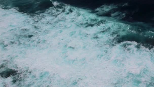 Top view of giant waves splashing and foaming in the ocean. Sunny day. Indonesia — Stock Video