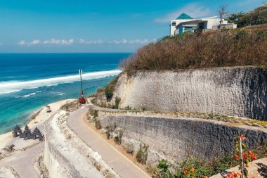 Melasti Plajı'nın güzel manzarası. Dalgalar ile Mavi deniz, Hint Okyanusu'nda açık gökyüzü ve beyaz kum, Güney Kuta, Bali
