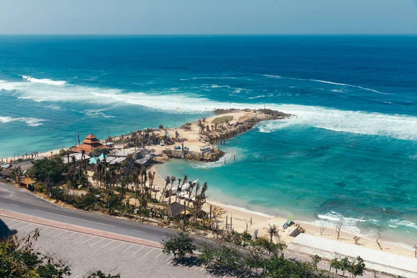 Melasti Plajı'nın güzel manzarası. Dalgalar ile Mavi deniz, Hint Okyanusu'nda açık gökyüzü ve beyaz kum, Güney Kuta, Bali