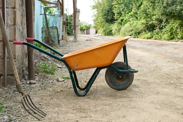 Yolda boş metal tramvay var. El arabası.