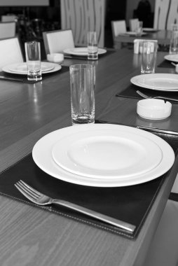 Lokantada, kafede bir masa. Masadaki porselen tabaklar..