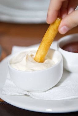 Patates kızartması ve taze sos. Adam patates kızartması yiyor..