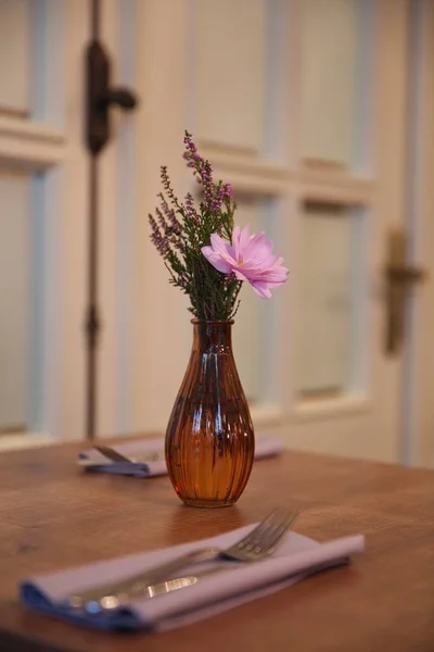 Vaso Com Flores Silvestres Mesa Cenário Mesa Restaurante Café — Fotografia de Stock
