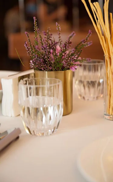 Vaso Com Flores Silvestres Mesa Cenário Mesa Restaurante Café — Fotografia de Stock