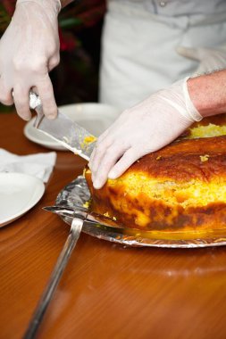 Aşçı yemek hazırlıyor. Geleneksel Azerbaycan pilavı 